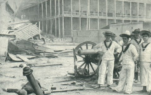 Mariniers met Khalid's buitgemaakte kanonnen's captured guns