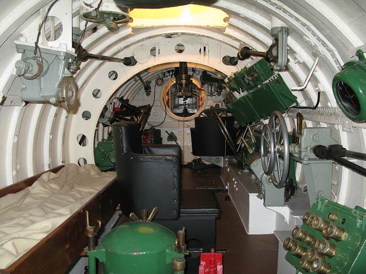 Interior of an X-craft (X24) on display at the Royal Navy Submarine Museum. Author: Geni. Permission: GFDL CC-BY-SA